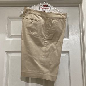 Banana republic Bermuda wheat colored shorts. Excellent condition